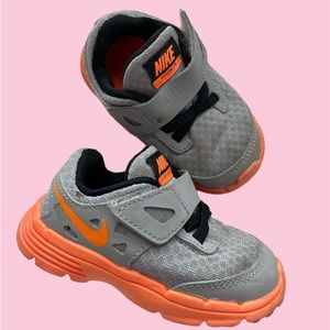 Nike toddler sneaker size 5c
